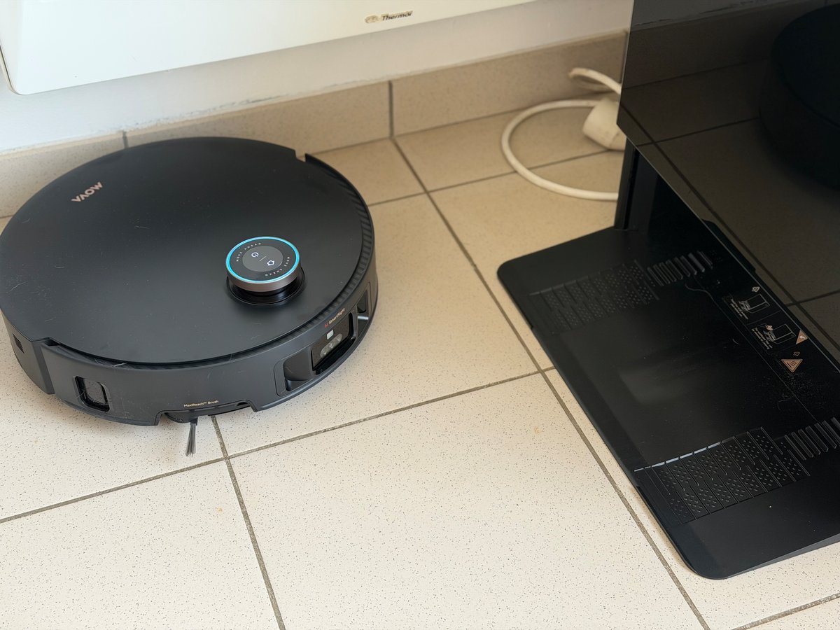The robot waits while the mop pads are changed ©Mathieu Grumiaux for Clubic