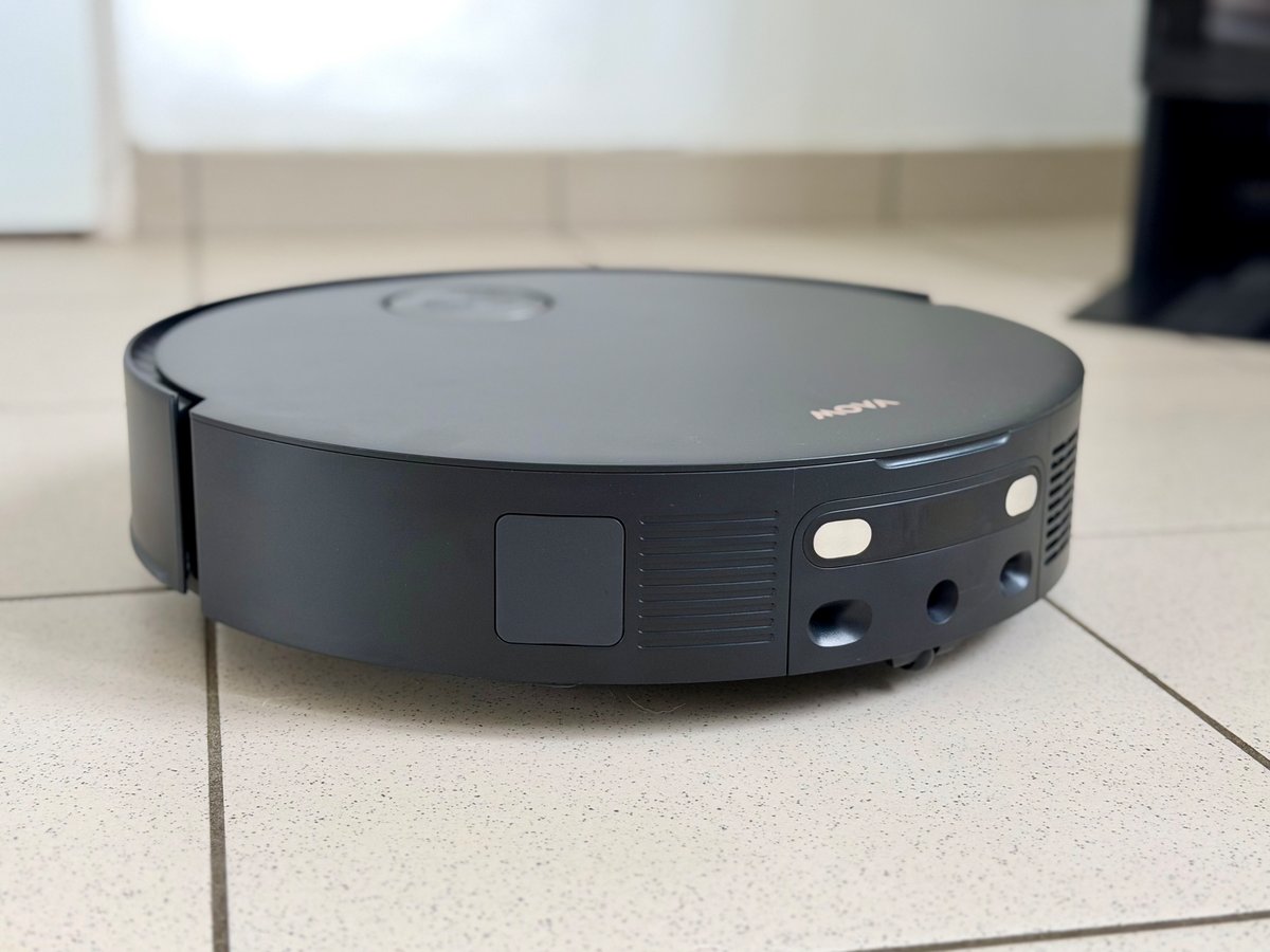 Despite its retractable sensor, the Mobius 60 remains a thick vacuum cleaner ©Mathieu Grumiaux for Clubic