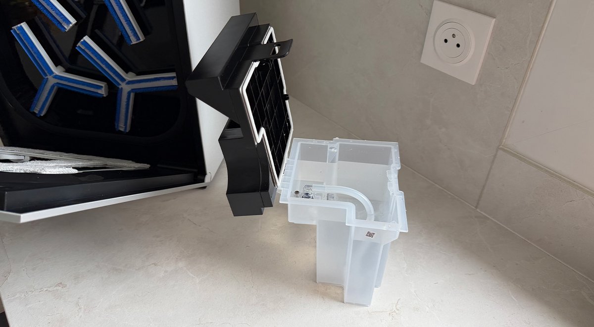 The washing area windows show less than a liter of water in each tank. ©Charles Gouin-Peyrot for Clubic