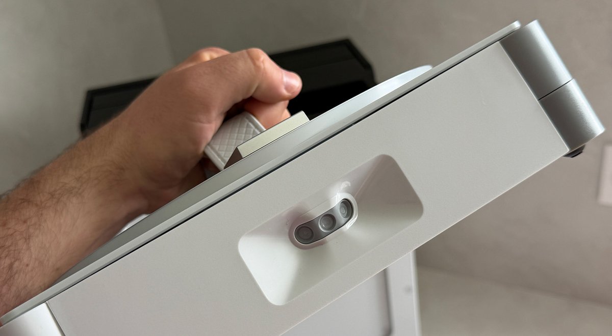 The wash tank has to be filled with clean water; the cap closes with a button. ©Charles Gouin-Peyrot for Clubic