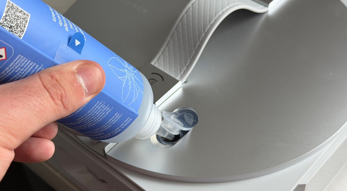 The cleaning solution bottle has a pour spout. ©Charles Gouin-Peyrot for Clubic