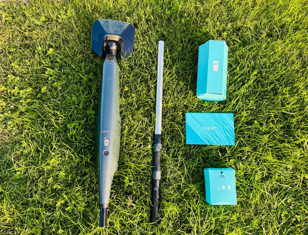 Le kit contient l'aspirateur, une perche télescopique, le chargeur, le filtre principal et deux filtres en coton ultrafins. ©Stéphane Ficca / Clubic