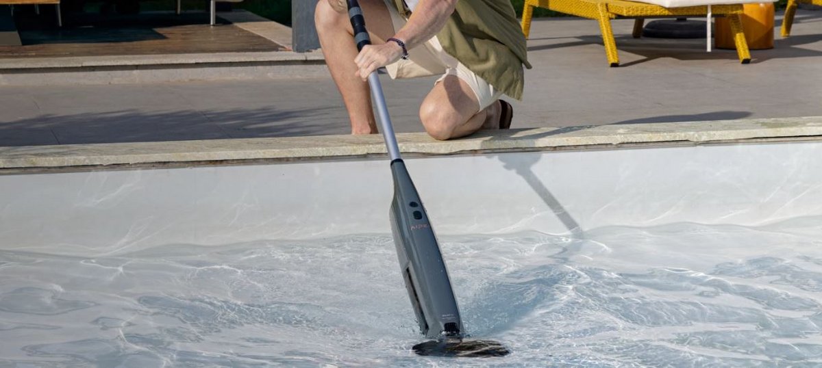 Le mode "eau peu profonde" permet de nettoyer les marches les plus hautes. Pratique ! ©Aiper