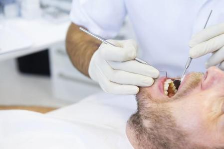 Dentist, mouth, patient. Periodontitis.
