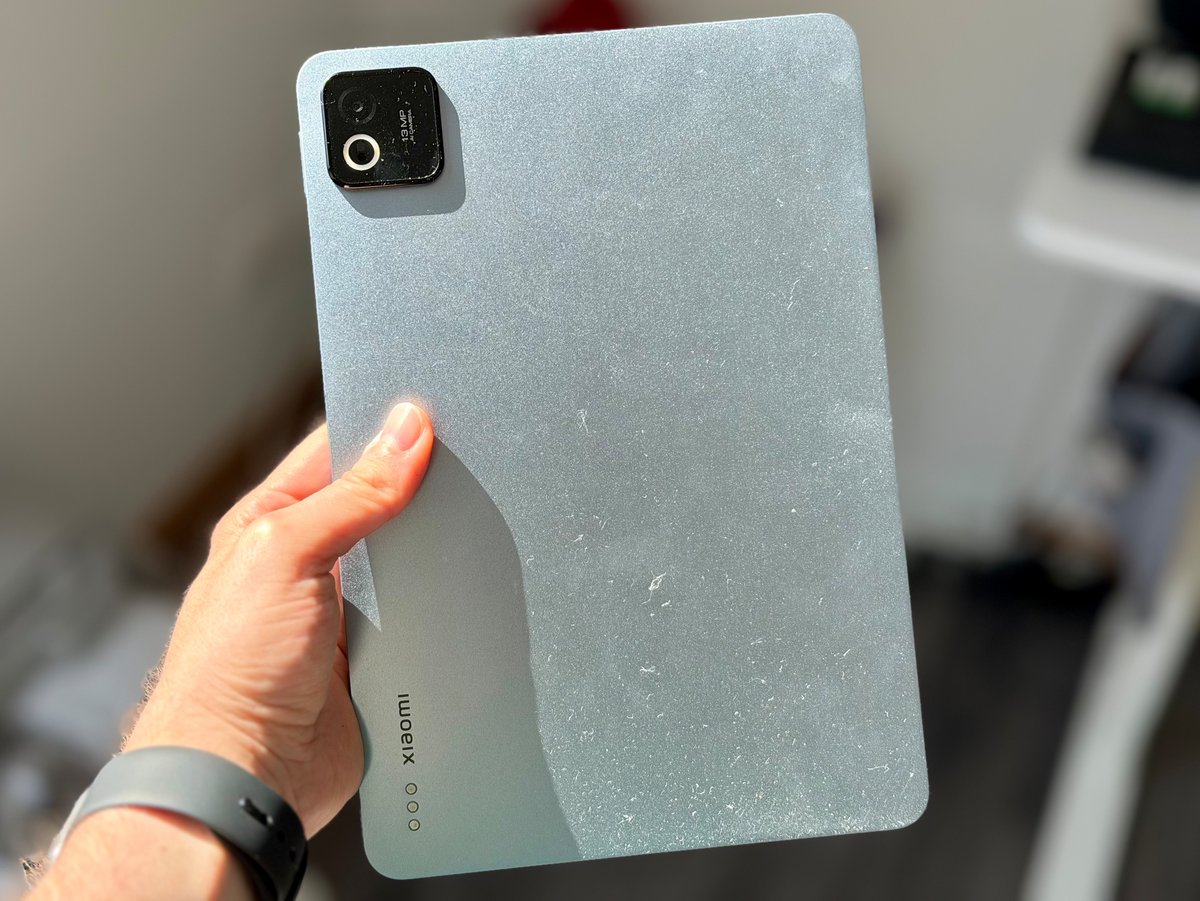 A very understated light blue back, aside from the large photo block ©Mathieu Grumiaux for Clubic