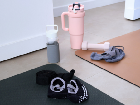 Accesorios de pilates en casa con esterilla, mancuernas y calcetines antideslizantes