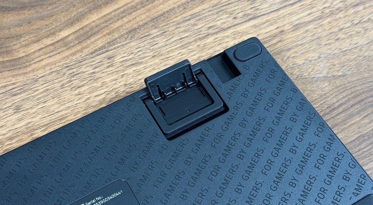 Six and nine degree incline feet are available under the keyboard. ©Charles Gouin-Peyrot for Clubic