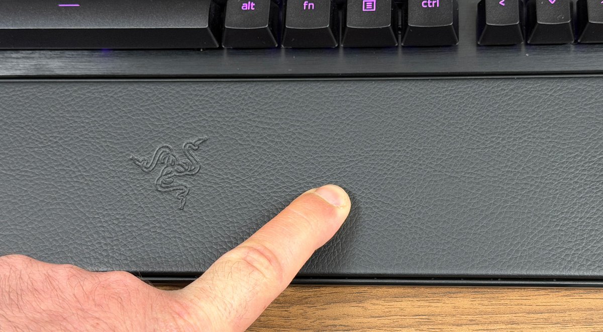 The wrist rest isn’t padded, so it isn’t super comfortable. ©Charles Gouin-Peyrot for Clubic