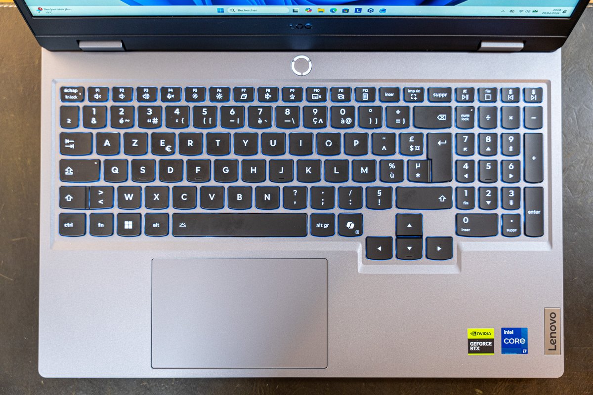 Le clavier est bon, mais plus adapté à la bureautique qu'aux jeux. © Nathan Le Gohlisse for Clubic