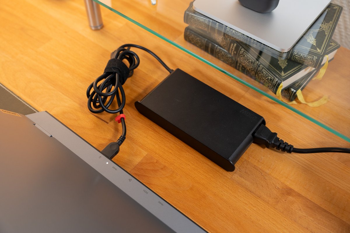The 230 W power adapter. © Nathan Le Gohlisse for Clubic