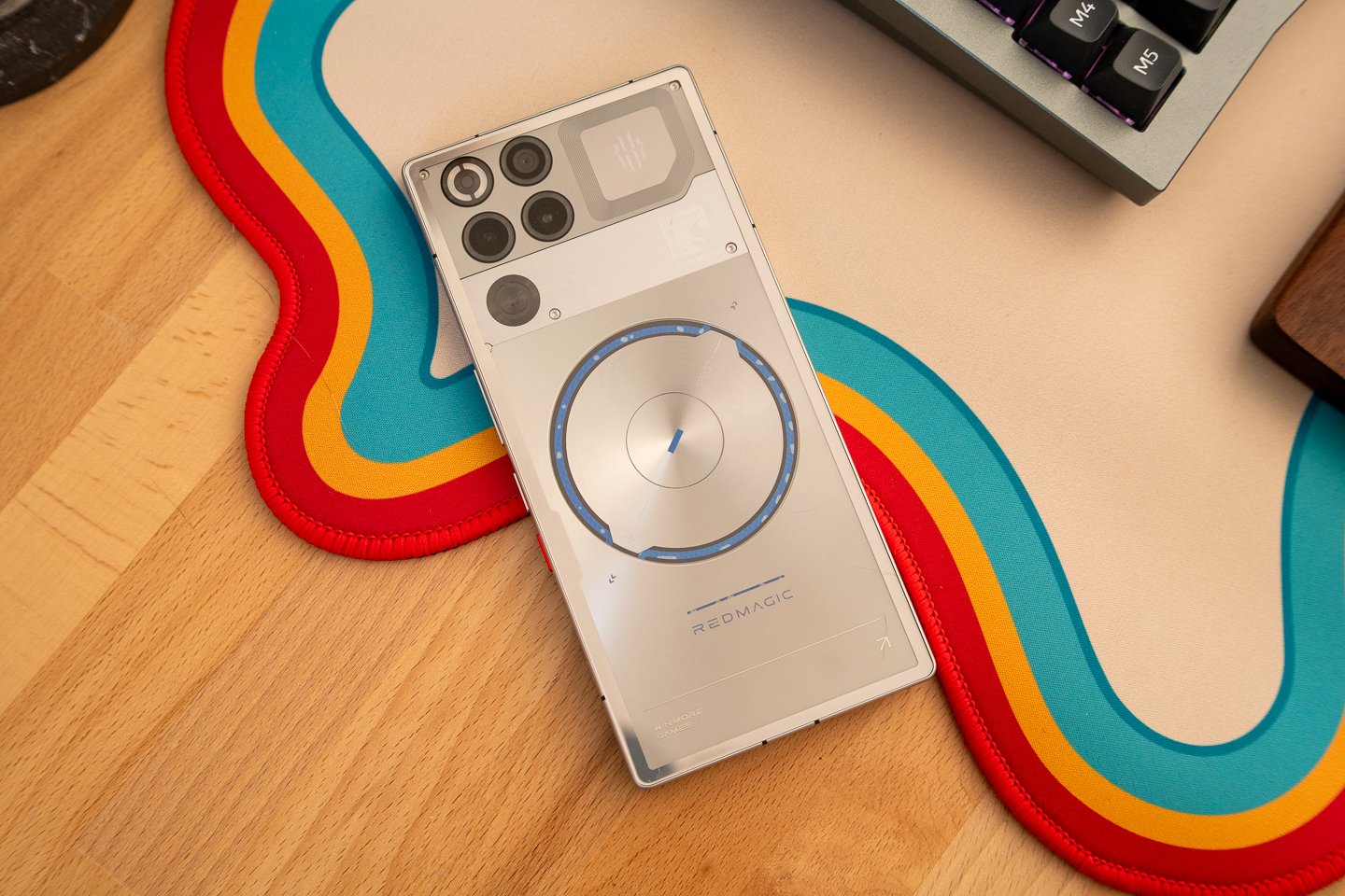 The liquid cooling circuit lights up as it runs. © Pierre Crochart for Clubic.com