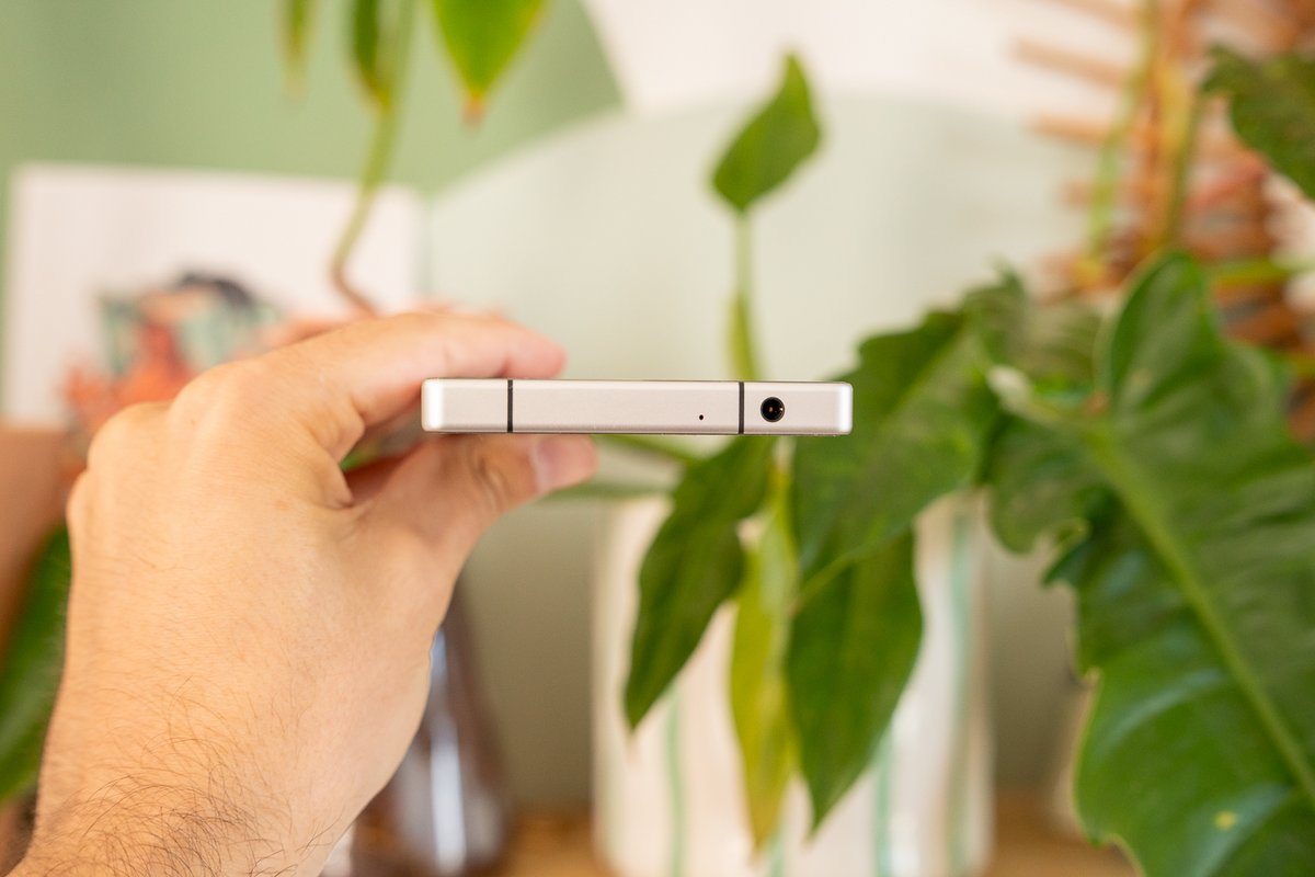Un smartphone plutôt épais (mais avec une prise jack !) © Pierre Crochart pour Clubic.com