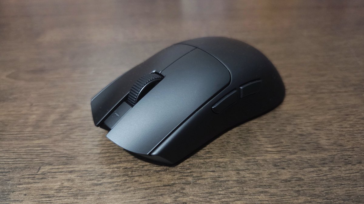 Les dimensions et la forme sont identiques à celles de la Viper v3 Pro. ©Nerces pour Clubic