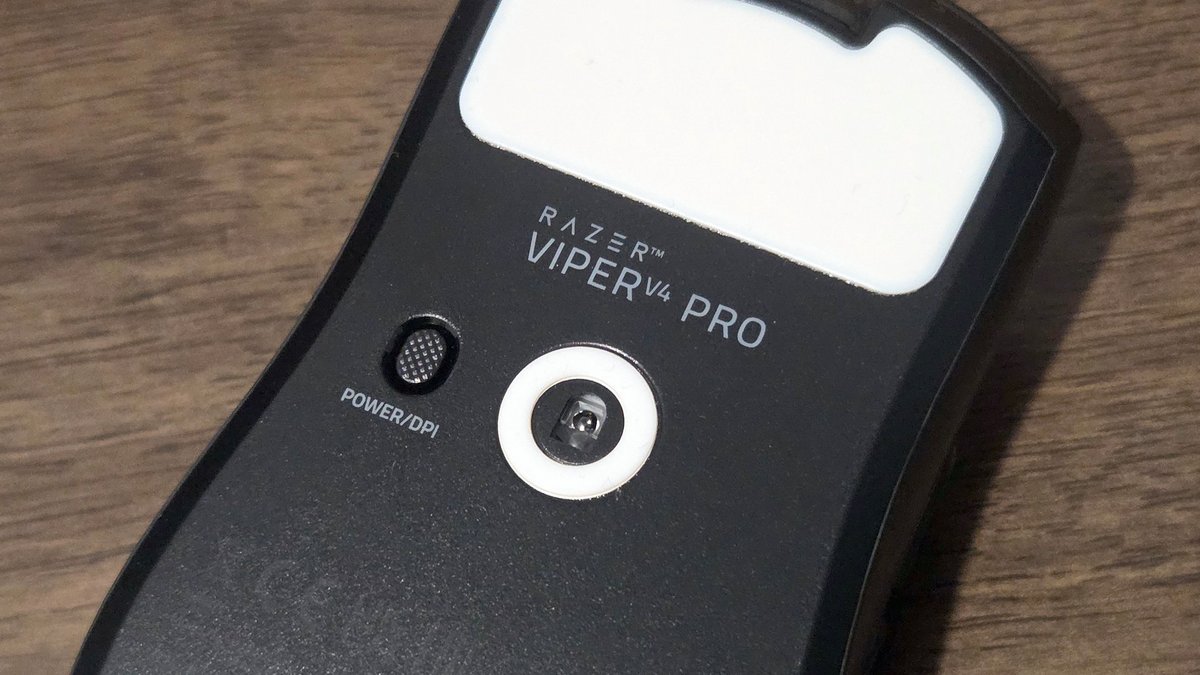 Under the Viper v4 Pro, the sensitivity button and the wide PTFE sole. ©Nerces for Clubic