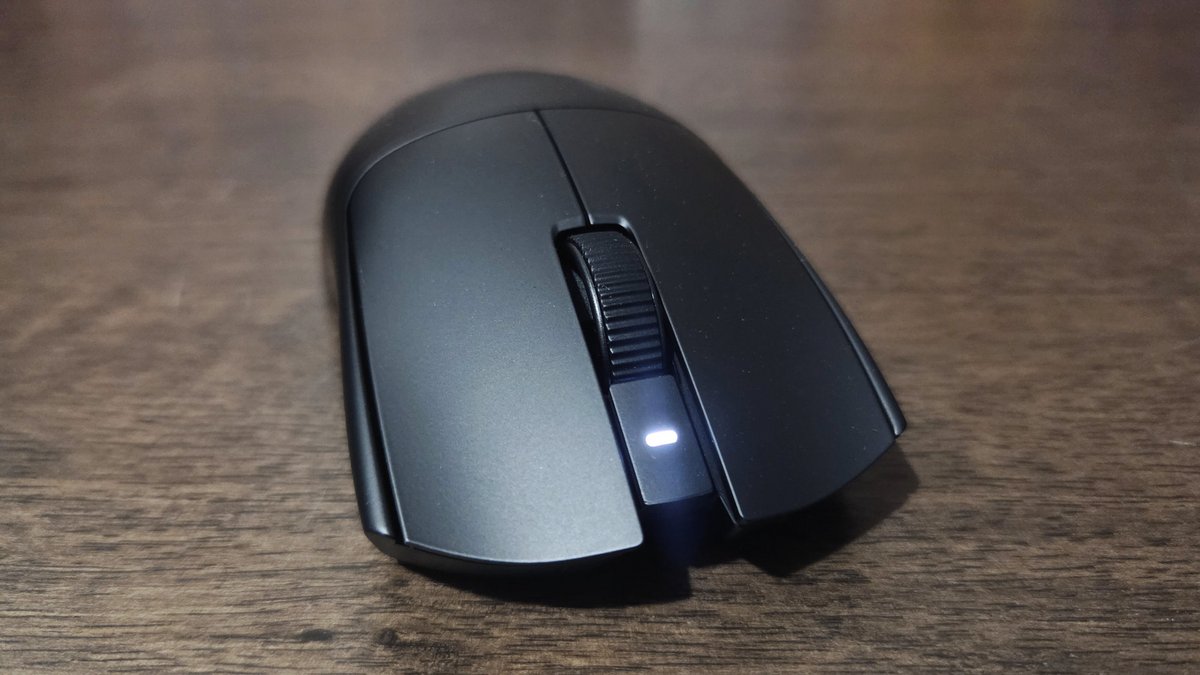 L’unique LED de la Razer Viper v4 Pro. ©Nerces pour Clubic