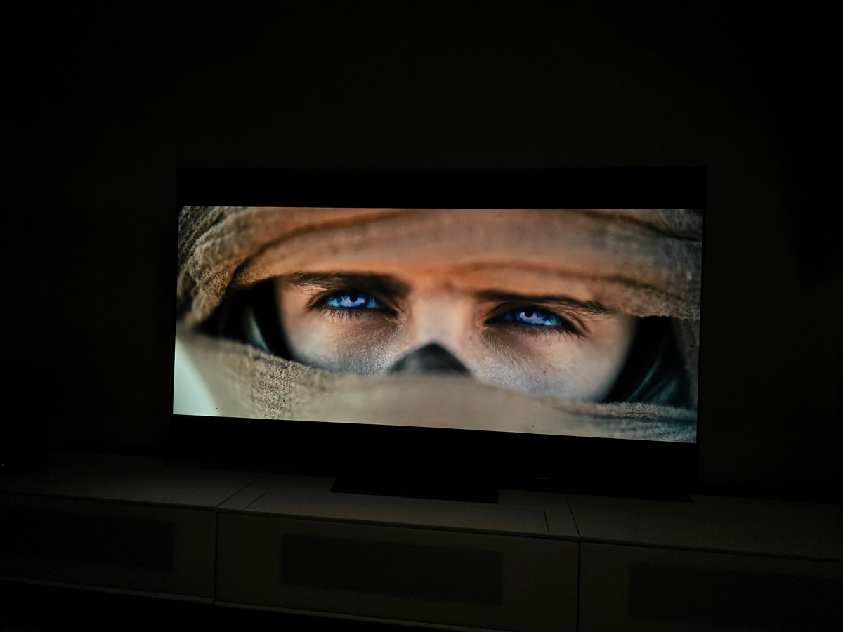 In a dark room, OLED retains all its strength: deep blacks, perfect contrast, and an image that looks almost "organic", "alive". © Matthieu Legouge