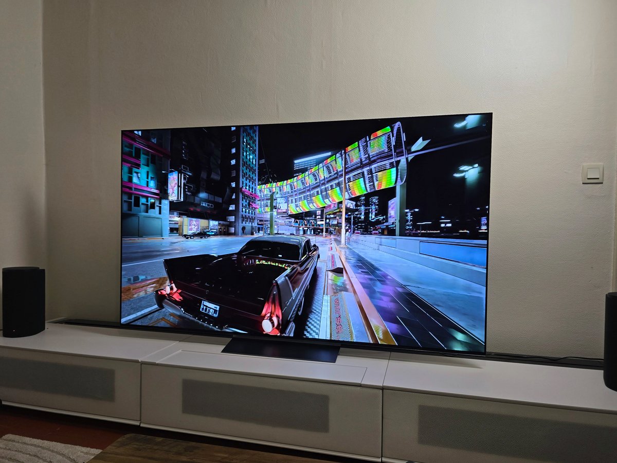 Cyberpunk 2077 benefits particularly from increased brightness and OLED contrast on the C6. © Matthieu Legouge