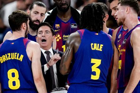 BARCELONA, 04/06/2026.- El entrenador del Barcelona, Xavi Pascual, da instrucciones a sus jugadores durante el segundo partido de los cuartos de final de la Liga Endesa de baloncesto que FC Barcelona y UCAM Murcia disputan este jueves en el Palau Blaugrana. EFE/Enric Fontcuberta.