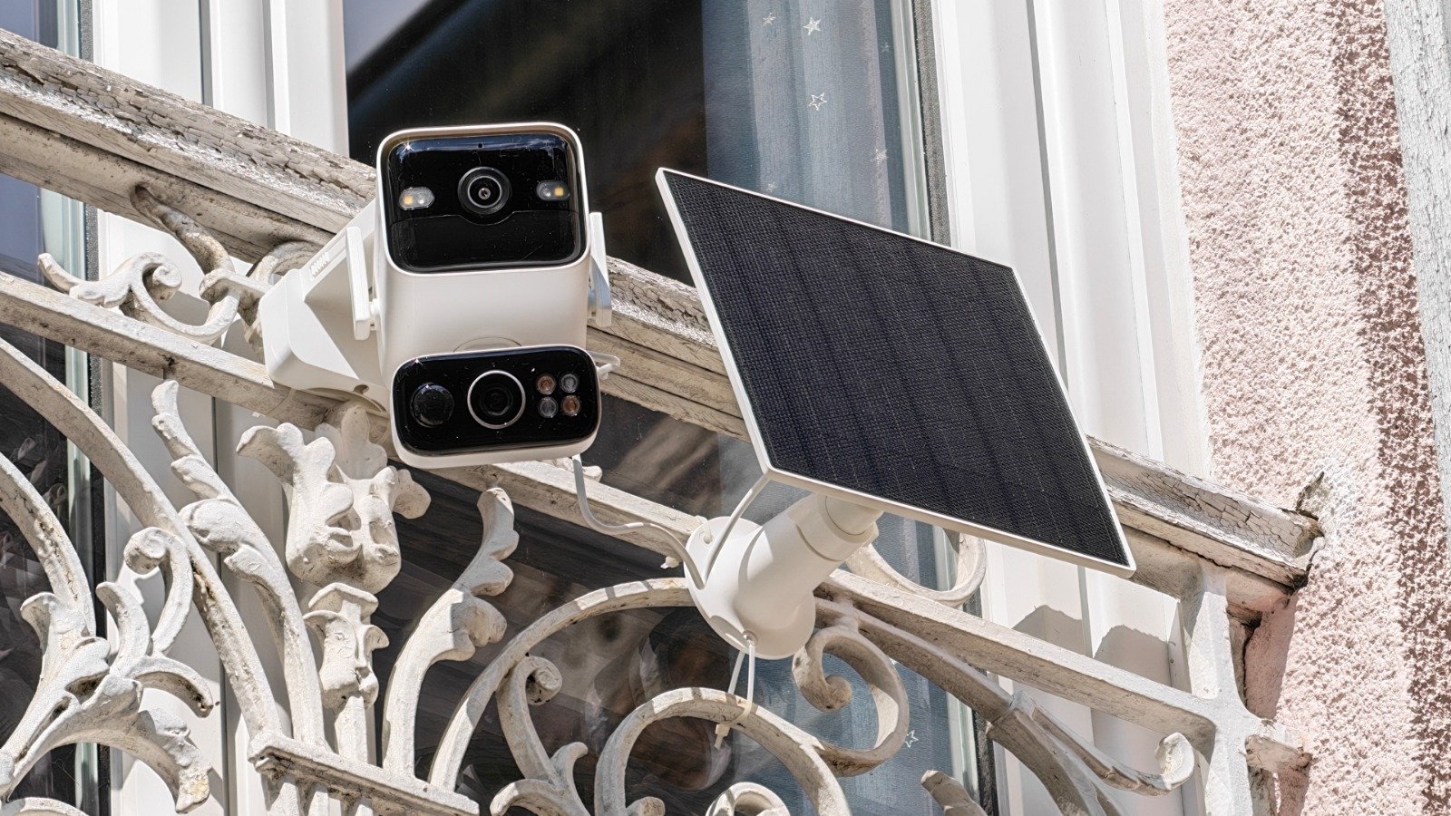 La double caméra de vidéosurveillance extérieure Tapo C675D KIT. ©Nicolas Guyot pour Clubic