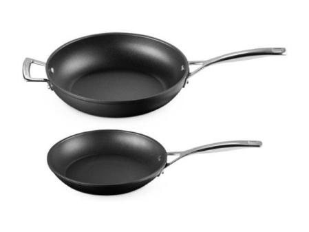 LE CREUSET 51802000010002 - Juego de sartenes planas antiadherentes de aluminio (24 cm y 28 cm, aptas para todo tipo de fuegos, incluida inducción), color gris y plateado