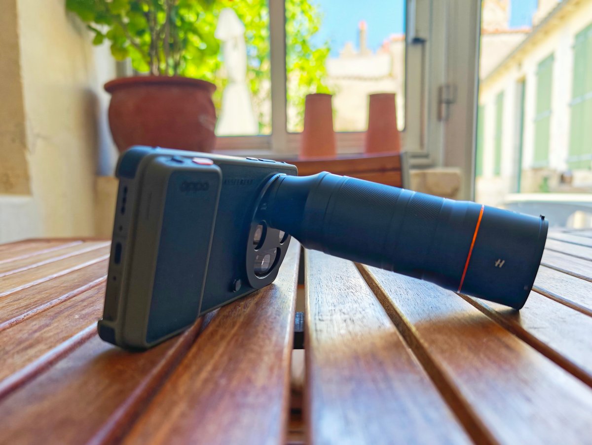 The teleconverter is accompanied by a case to hold it in place © Marc Mitrani for Clubic