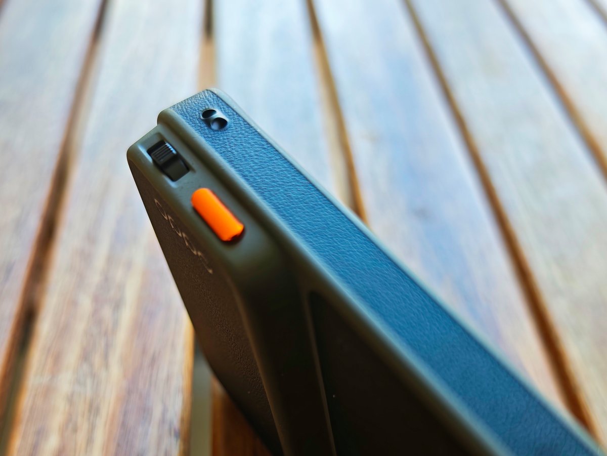 A shutter trigger and the dial allow control of shooting and zoom via Bluetooth connectivity © Marc Mitrani for Clubic