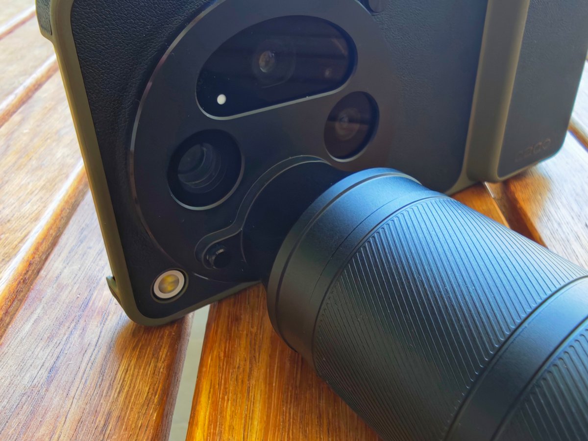 The teleconverter mounting mechanism proves sturdy © Marc Mitrani for Clubic