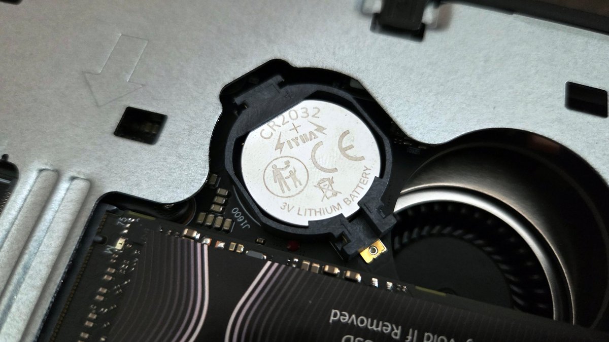 The tiny CR2032 battery is very easy to replace. ©Nerces for Clubic