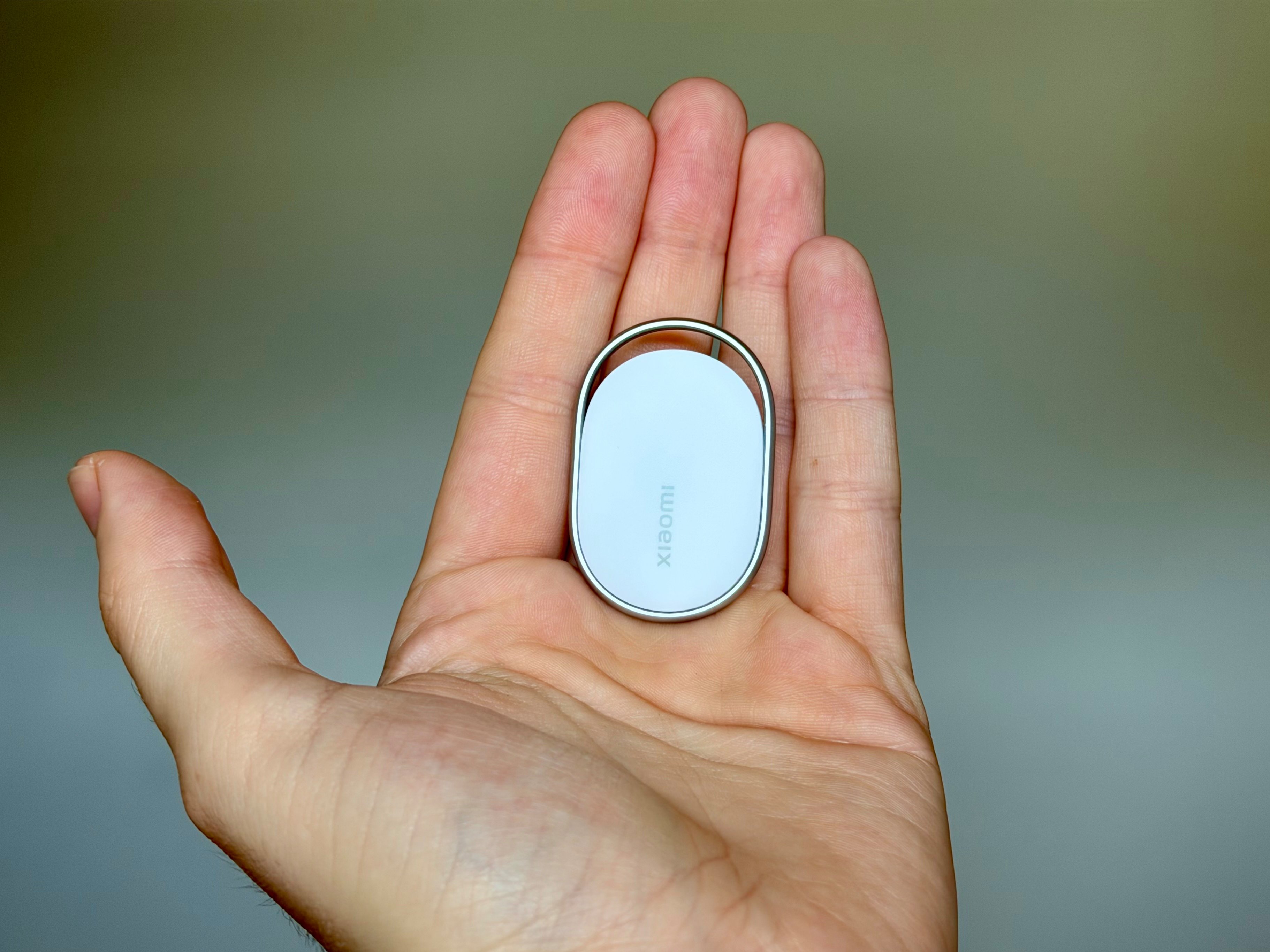 Un peu plus long, mais plus plat et léger qu'un Apple AirTag ©Mathieu Grumiaux pour Clubic