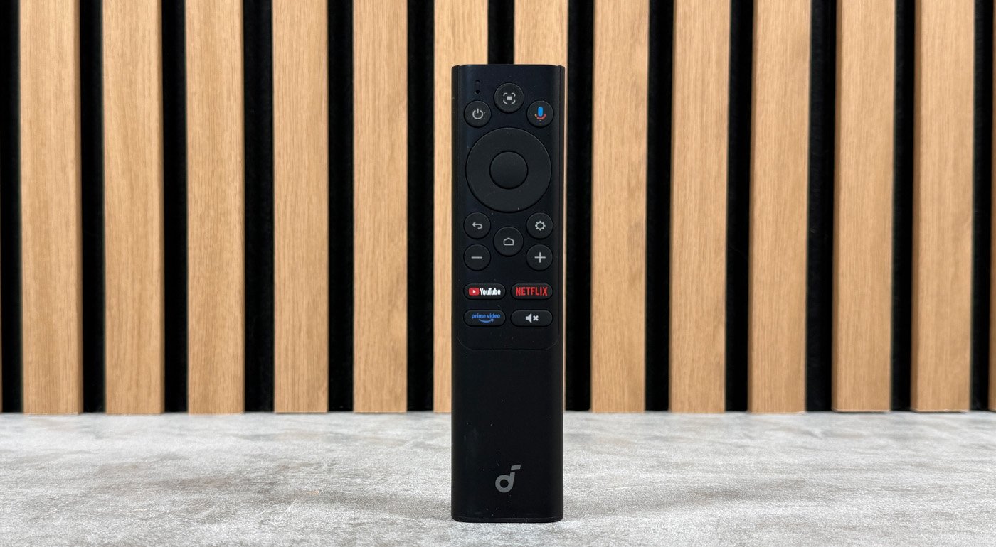 The remote control includes shortcuts to streaming apps. ©Charles Gouin-Peyrot for Clubic