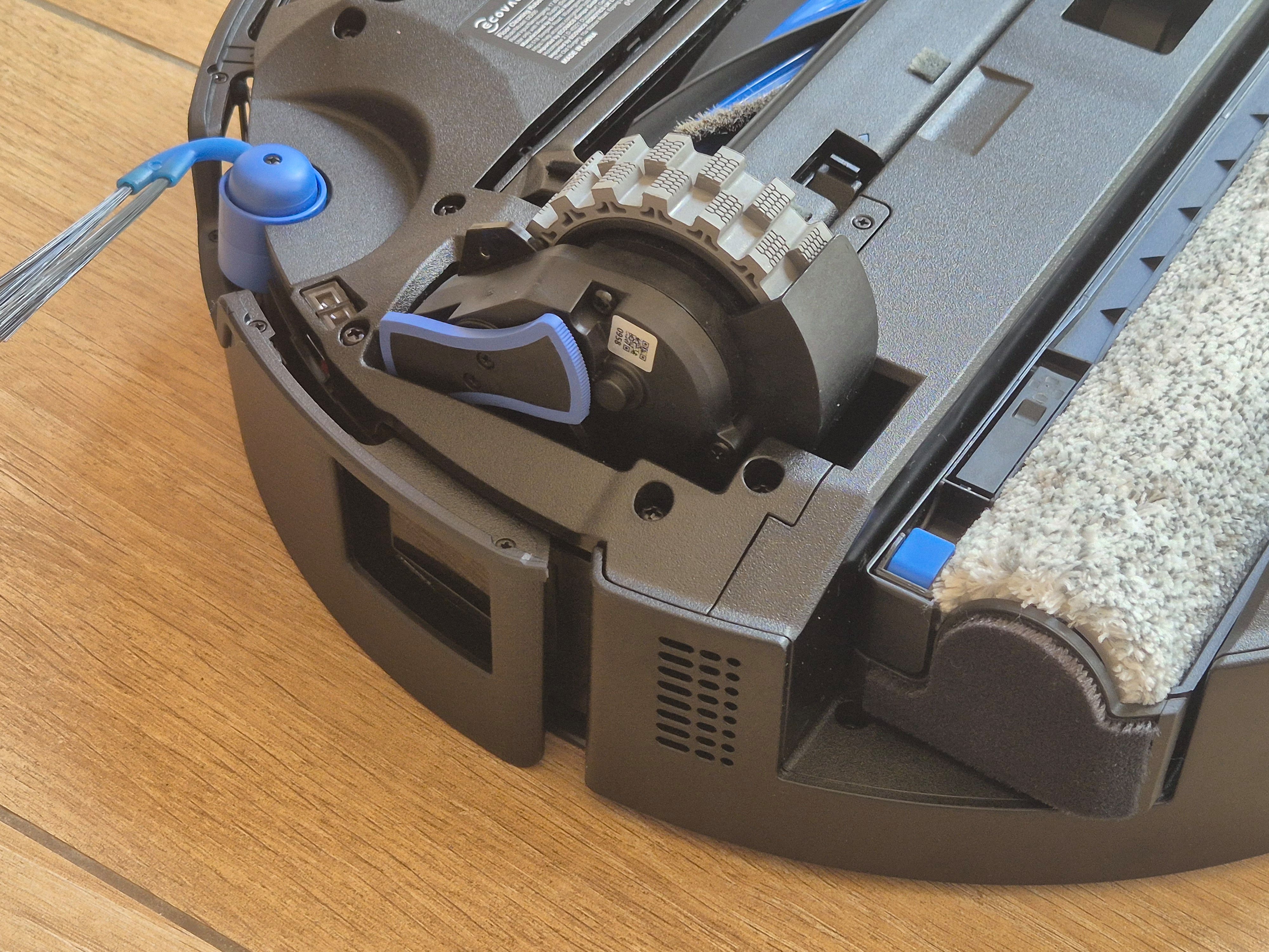 The washing brush and wheels of the Ecovacs Deebot T90 Pro Omni ©Hagop Kavafian for Clubic
