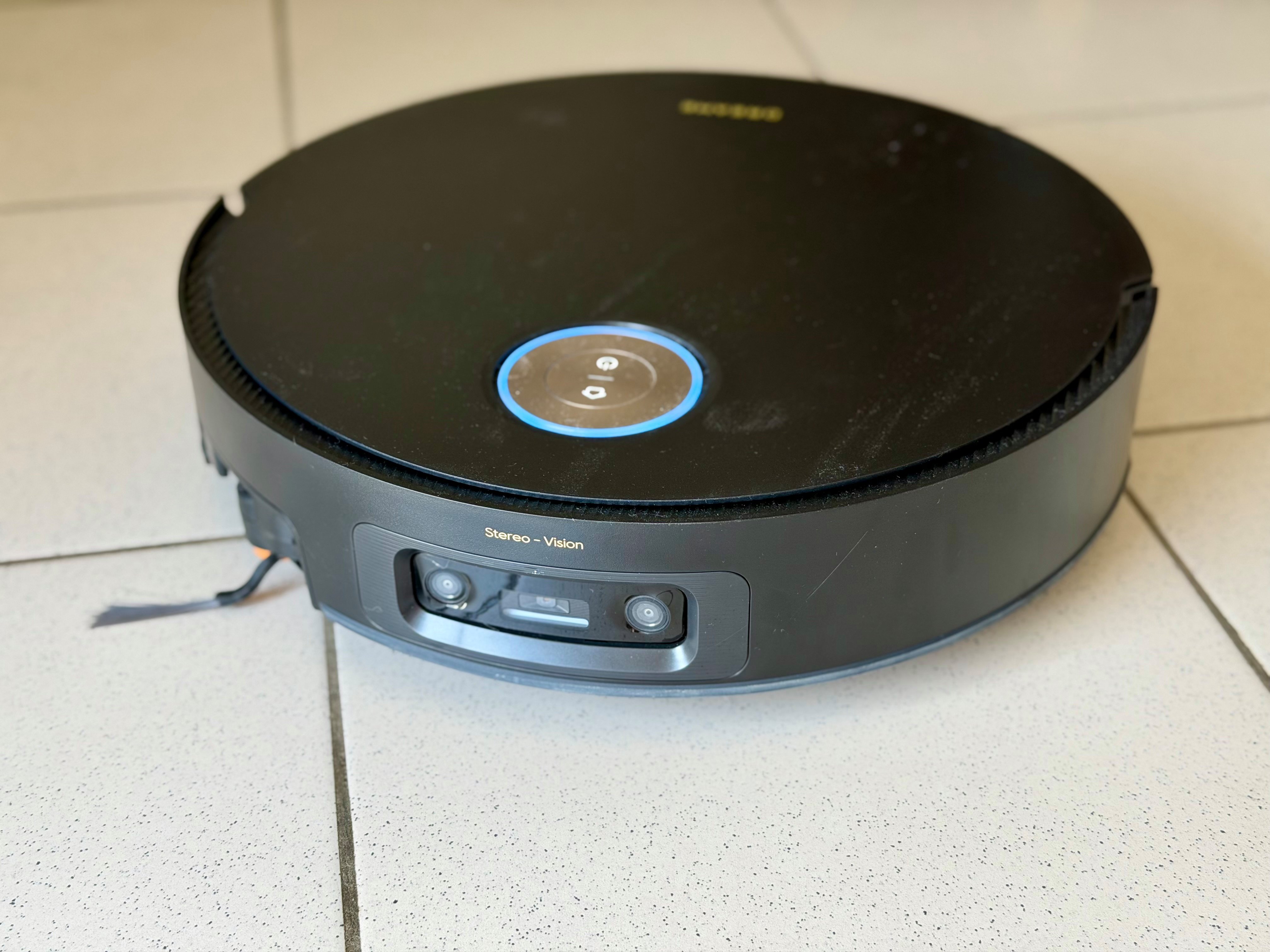 Un robot aspirateur assez fin pour passer sous la plupart des meubles ©Mathieu Grumiaux pour Clubic