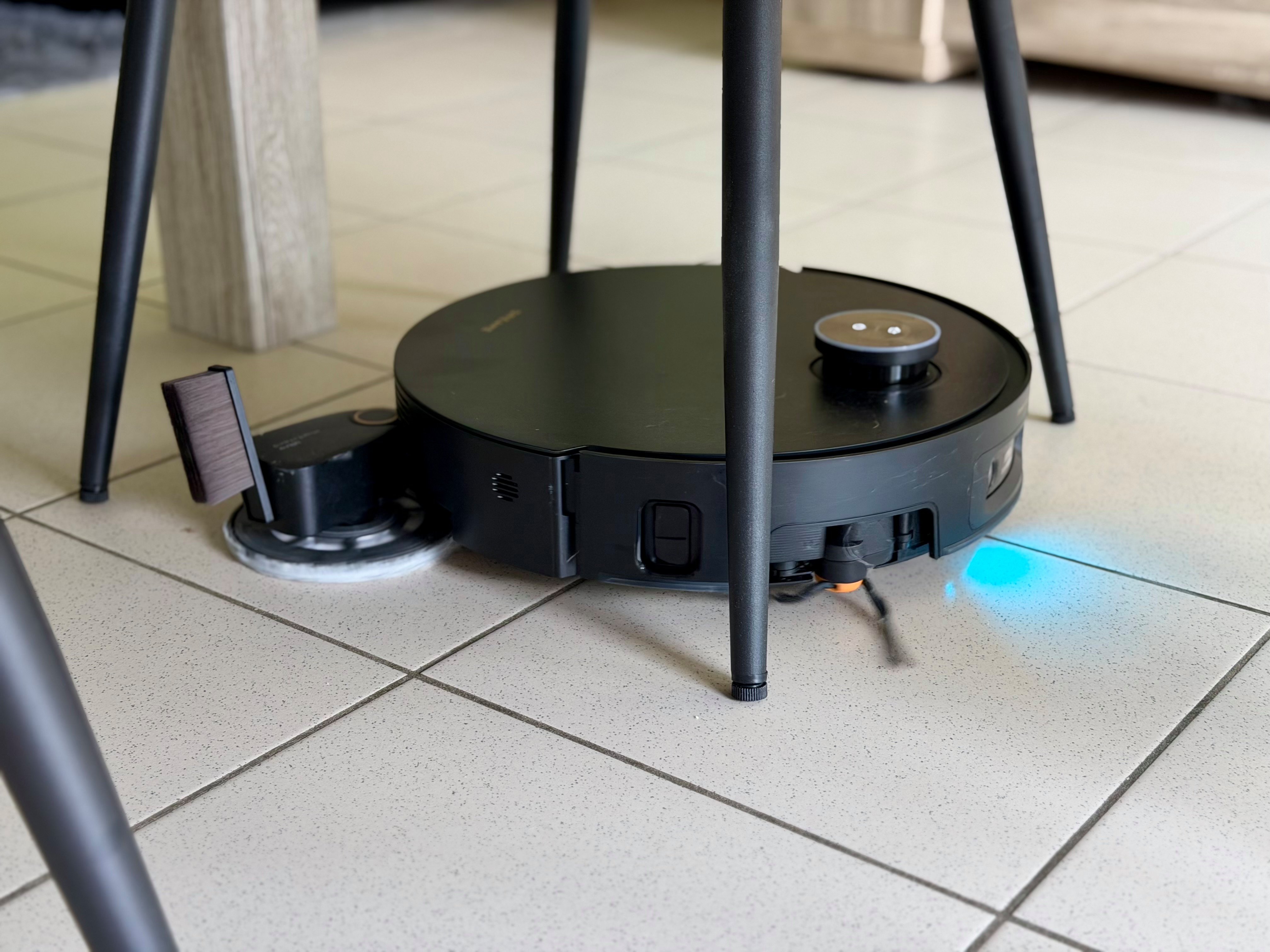 Le X60 Pro Ultra Complete peut nettoyer au plus près des pieds de chaise ©Mathieu Grumiaux pour Clubic