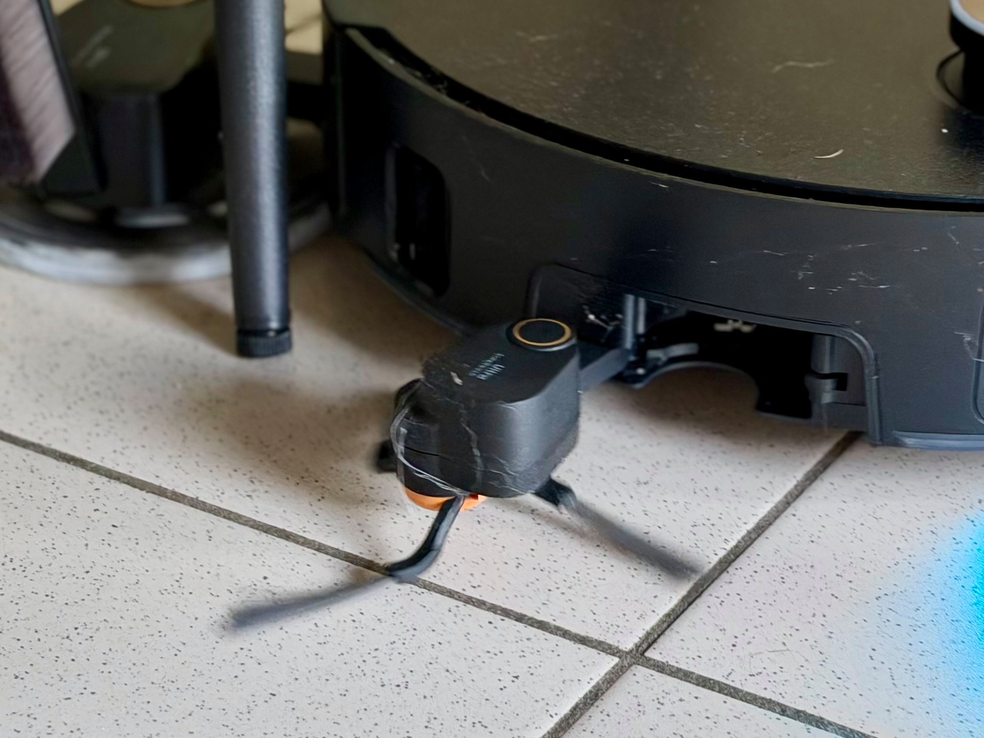 La brosse latérale est extensible ©Mathieu Grumiaux pour Clubic