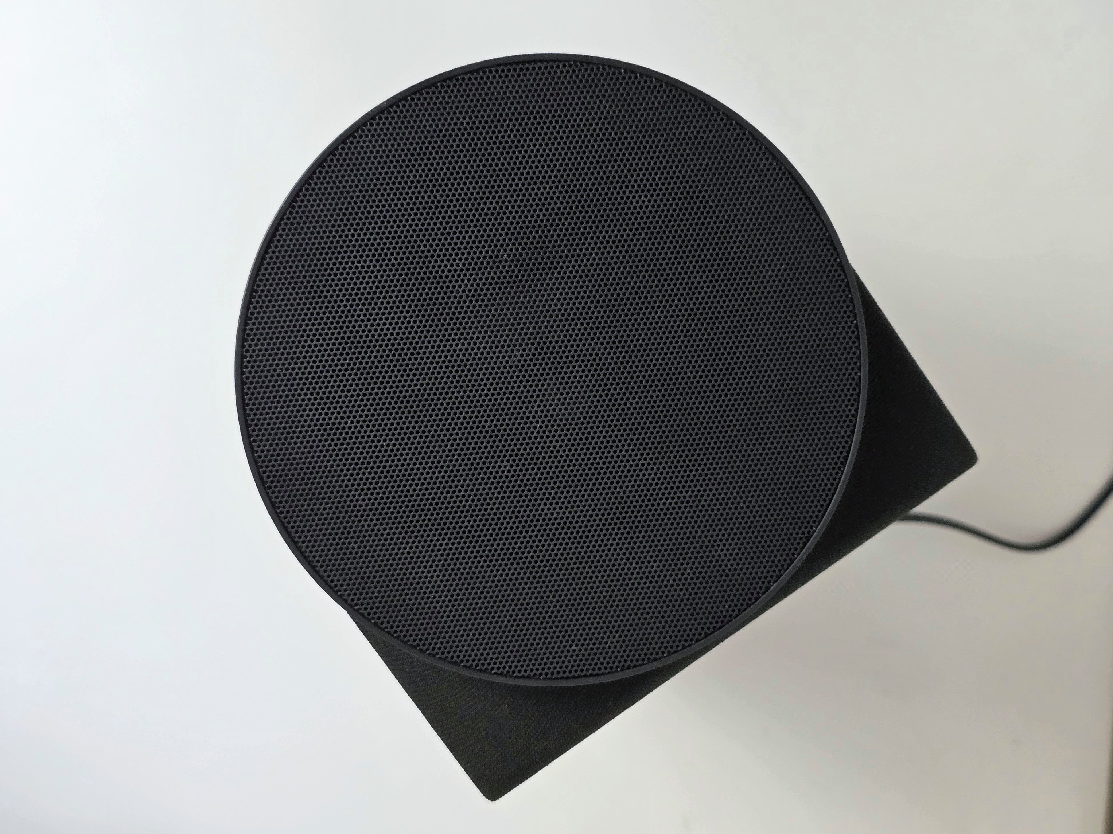 Les deux enceintes qui composent l'ensemble peuvent se fixer au mur ou être simplement posées. © Matthieu Legouge