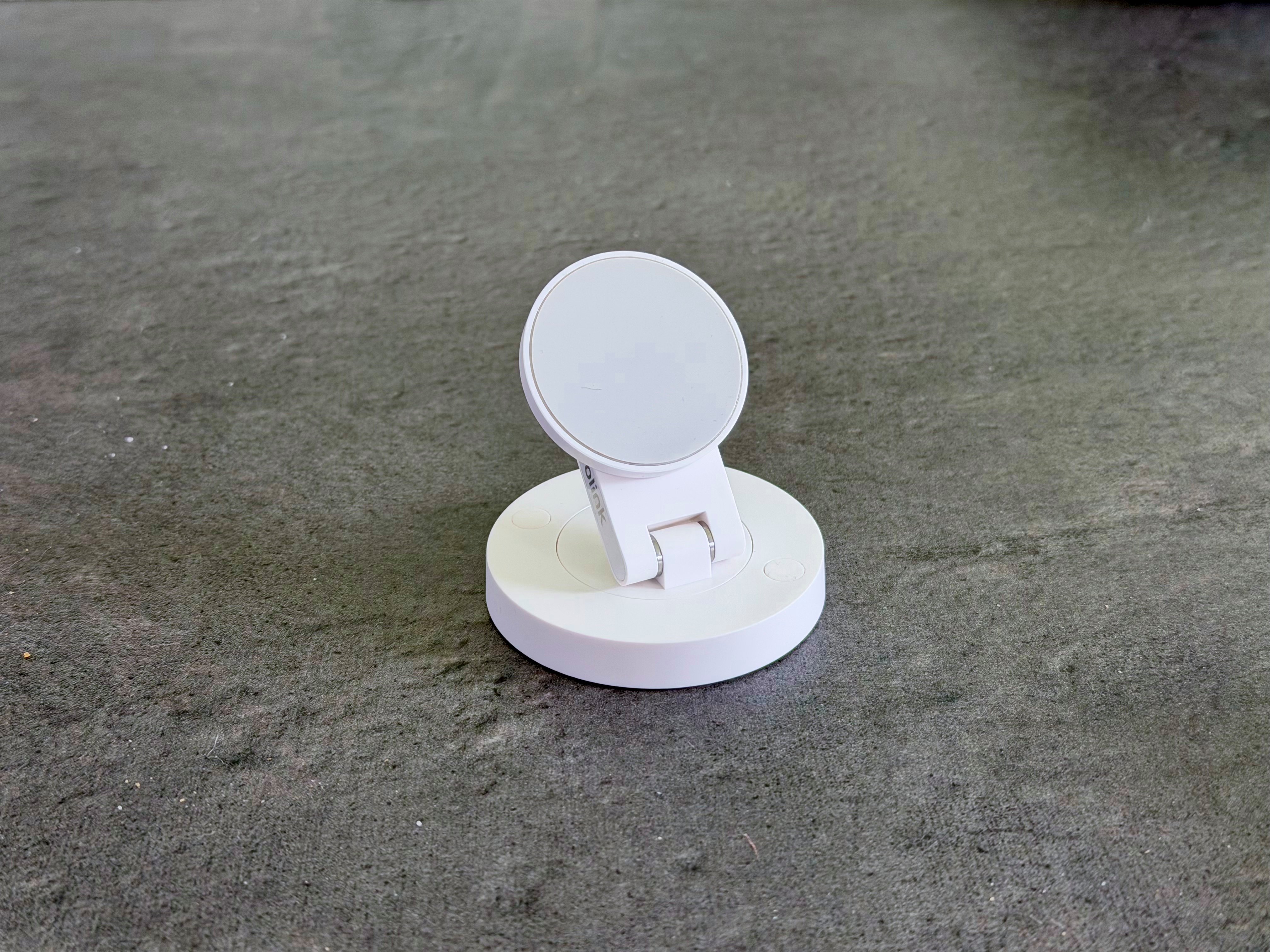 Un pied magnétique pour poser l'OmniCam sur votre bureau, meuble ou toute autre surface ©Mathieu Grumiaux pour Clubic