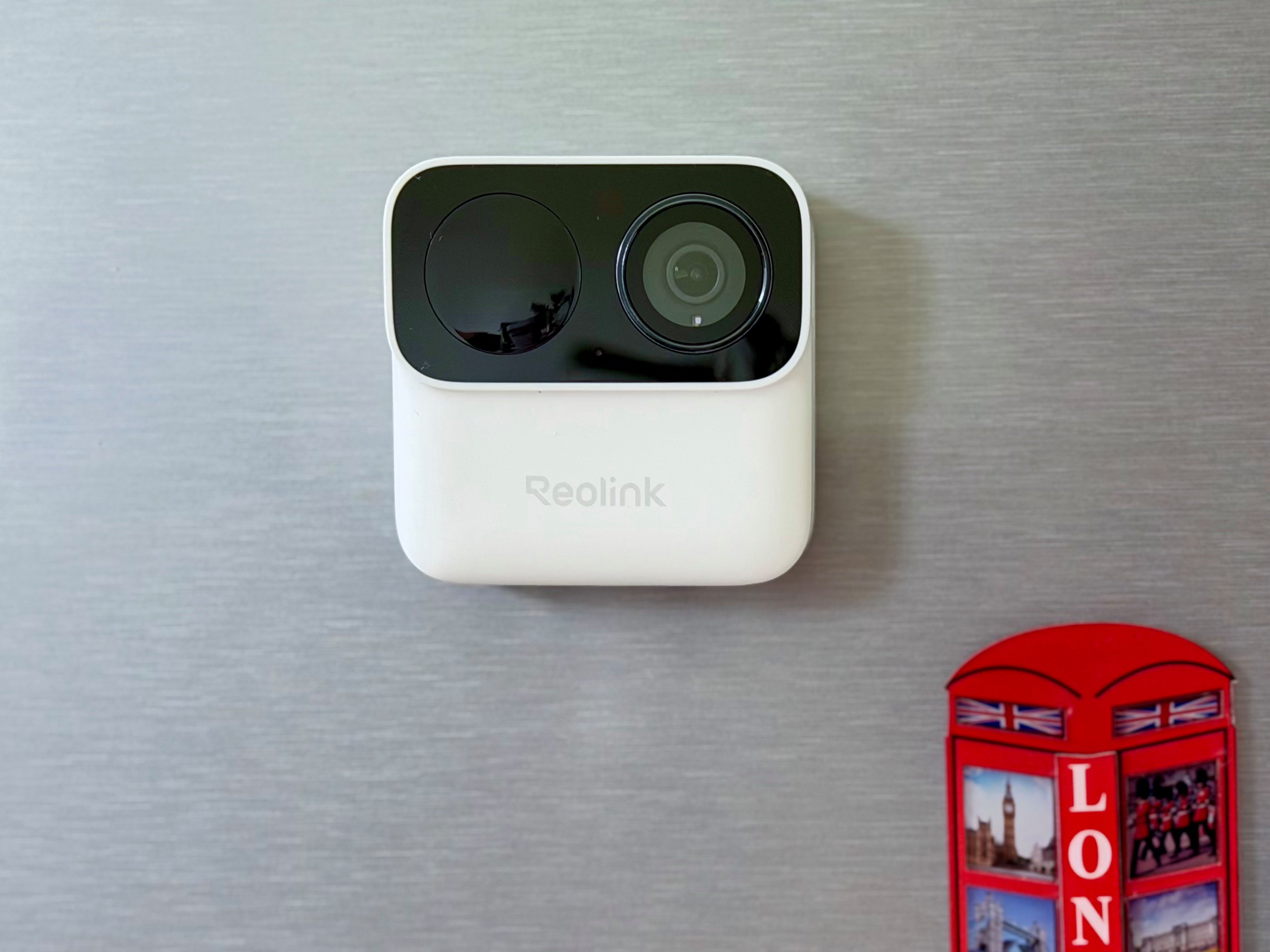 L'Argus OmniCam peut se coller à n'importe quelle surface métallique, même votre frigo ©Mathieu Grumiaux pour Clubic