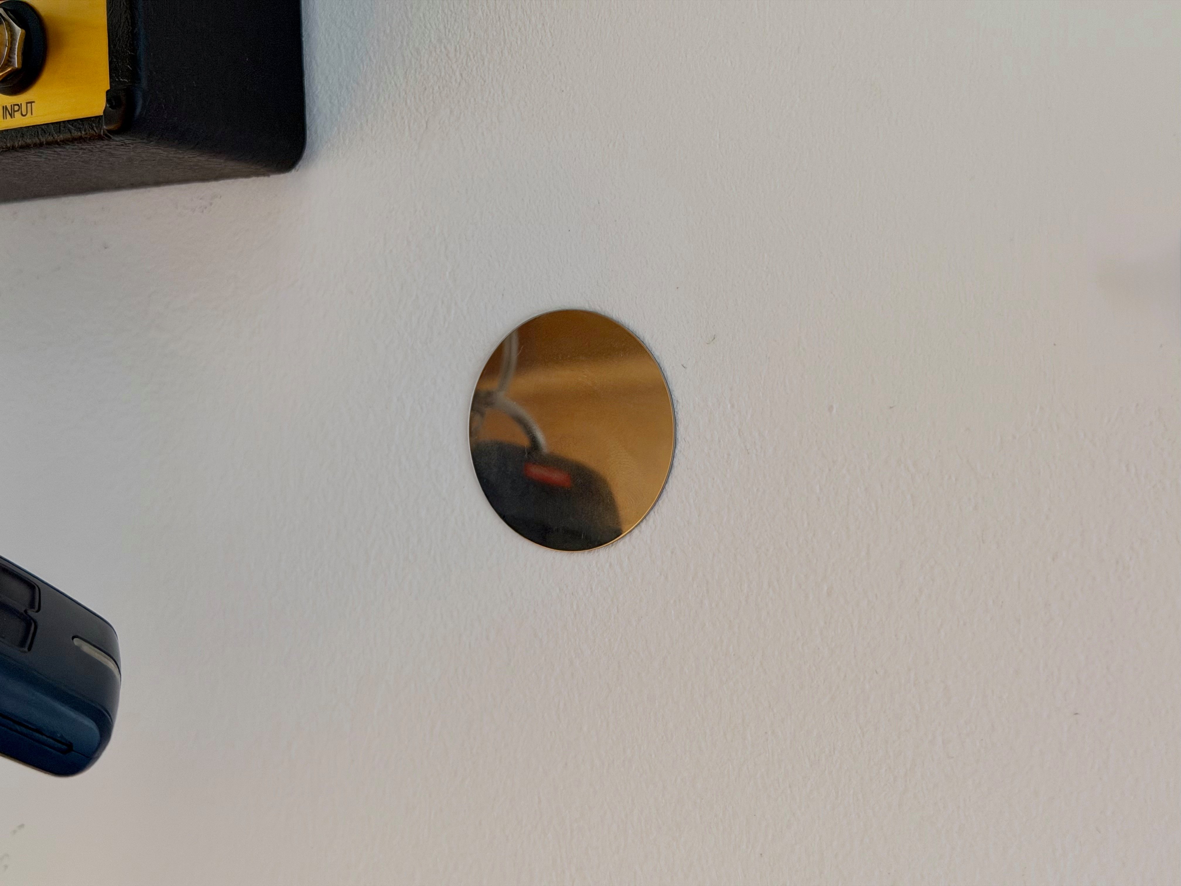 Un support à coller au mur, choisissez votre emplacement avec soin ©Mathieu Grumiaux pour Clubic