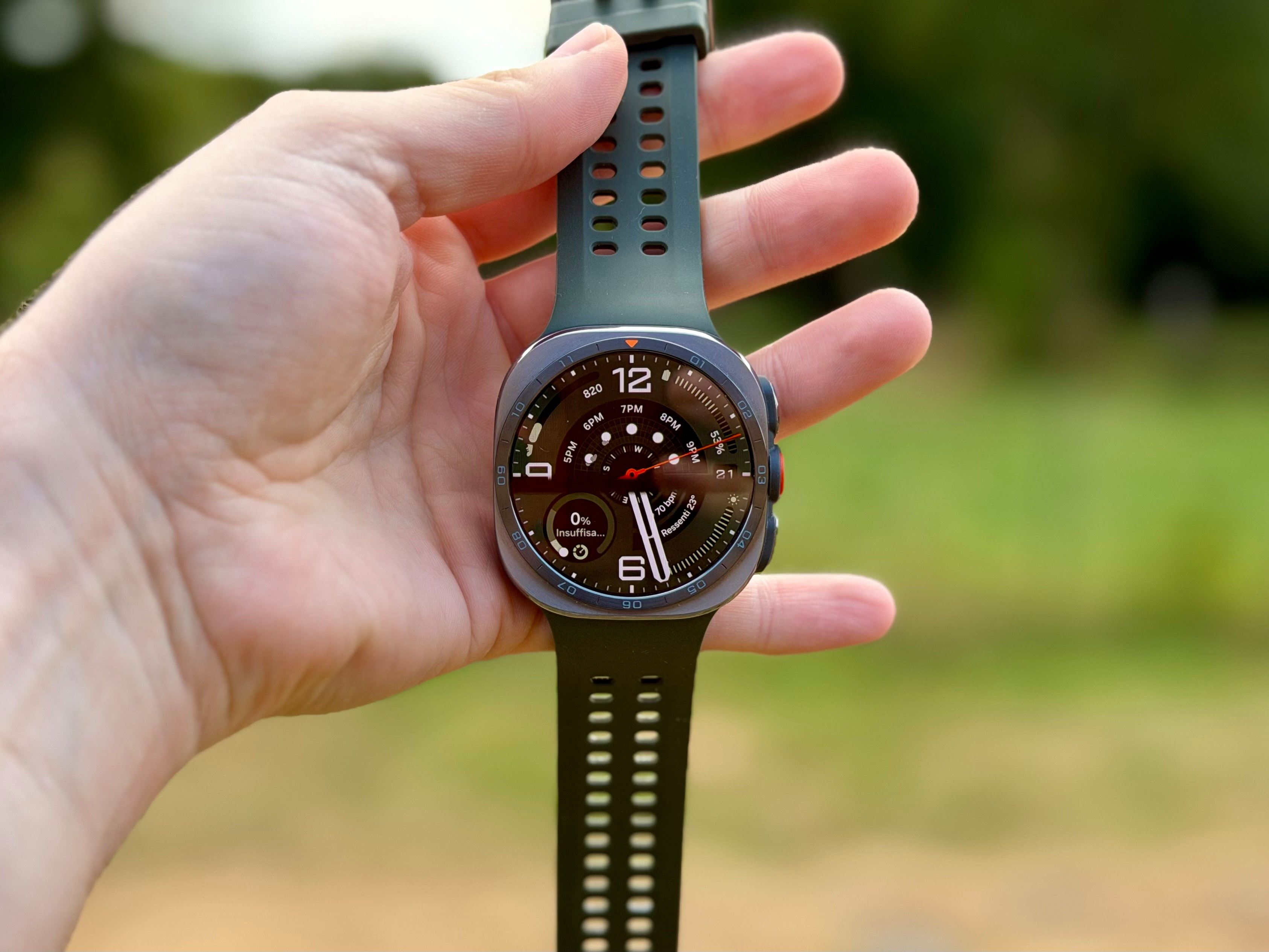 Épaisse au premier abord, la Galaxy Watch Ultra 2 se fait rapidement oublier au poignet ©Mathieu Grumiaux pour Clubic