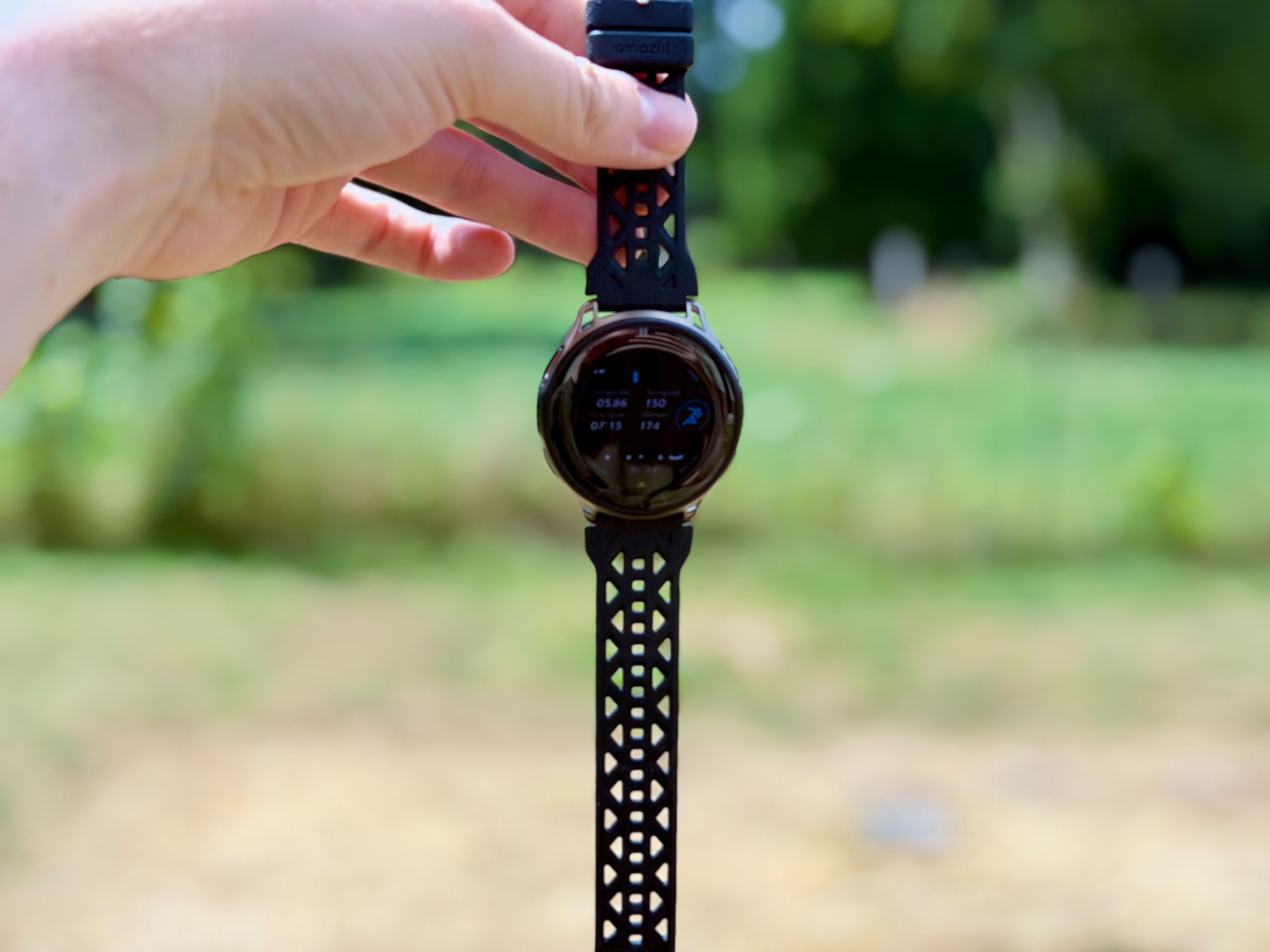 A lightweight smartwatch with exemplary design ©Mathieu Grumiaux for Clubic