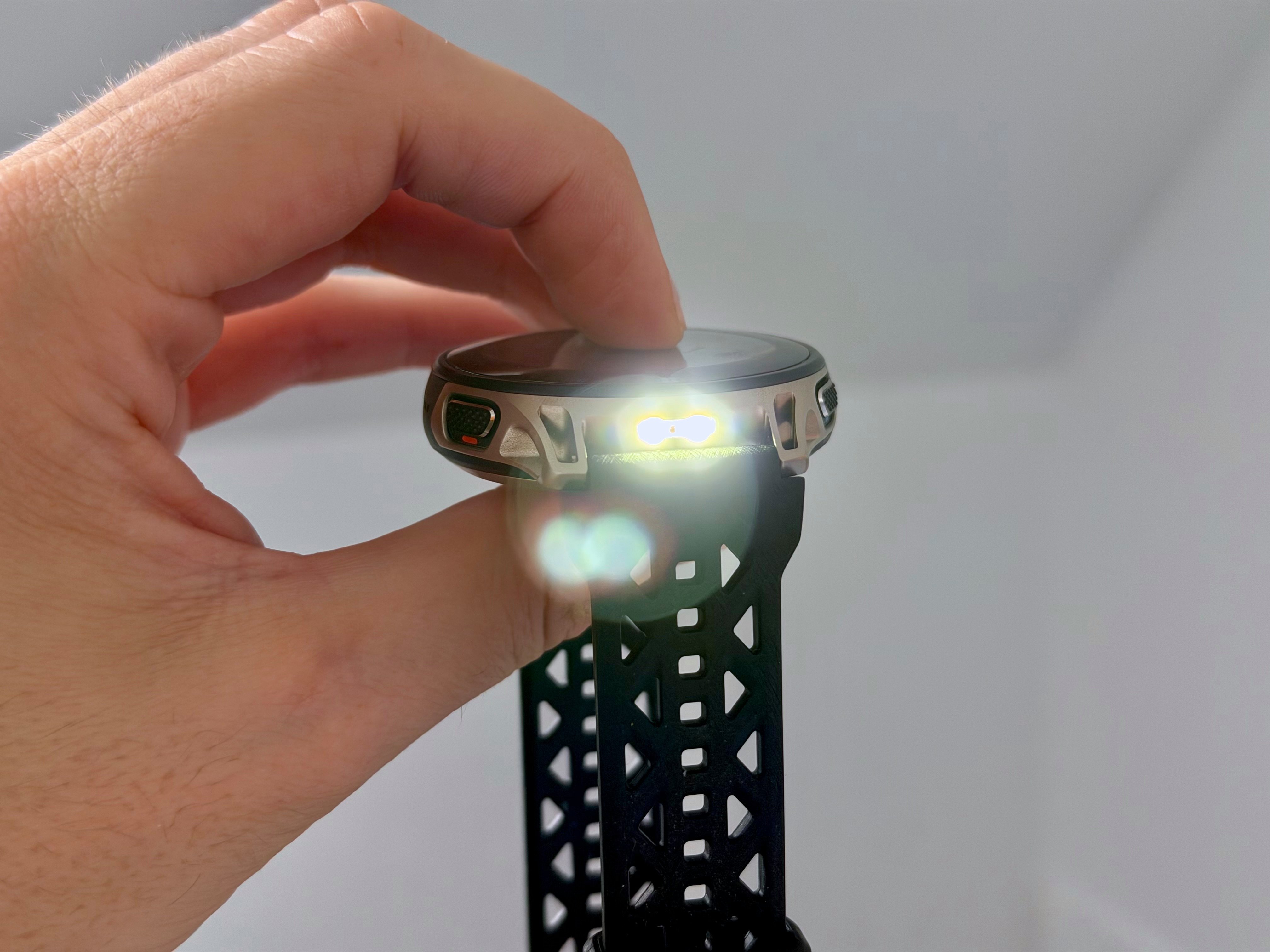A practical flash light for night use ©Mathieu Grumiaux for Clubic