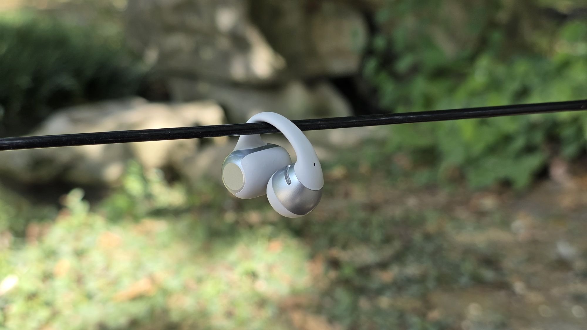 In a simple yet effective manner, the earphones' design is quite close to what is seen elsewhere © Guillaume Fourcadier for Clubic