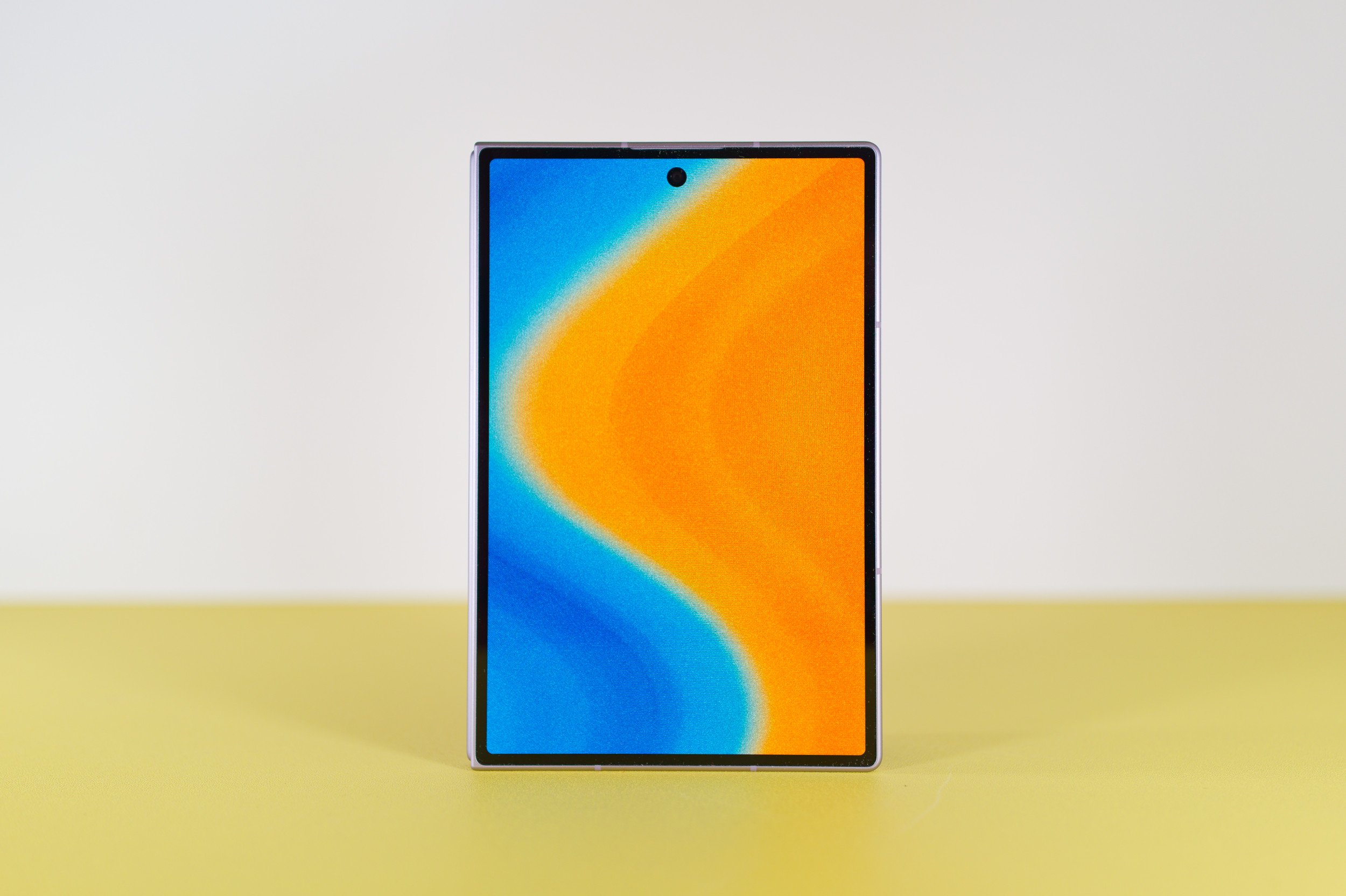 The outer display is perfect for social networks and instant messaging © Marc Mitrani for Clubic