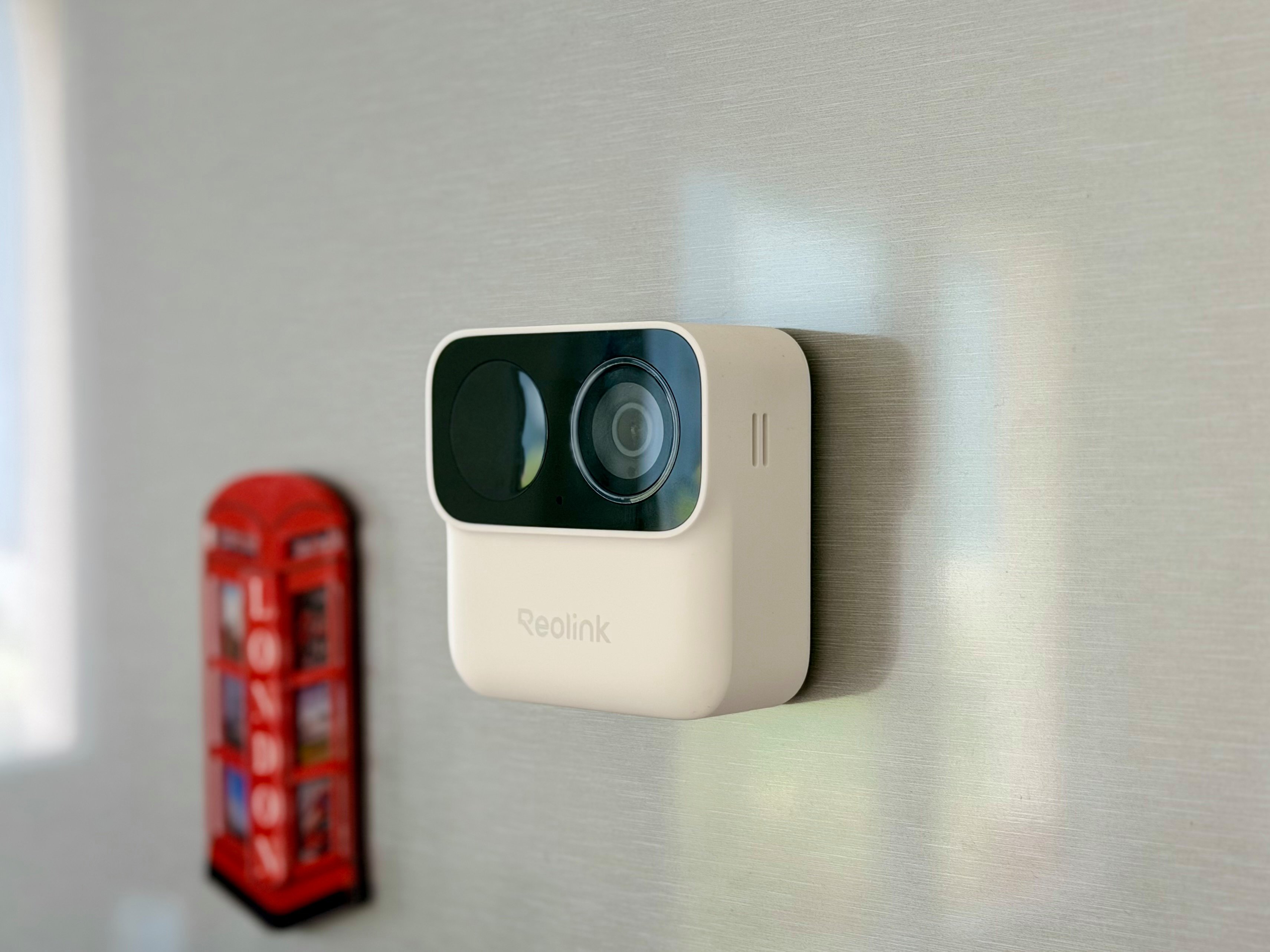 La caméra et ses accessoires fournis ©Mathieu Grumiaux pour Clubic