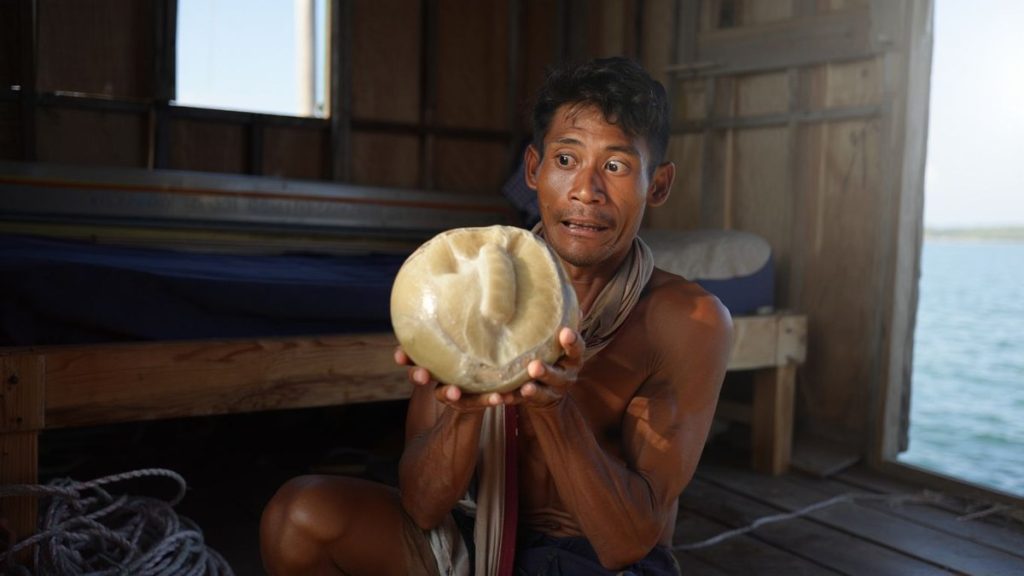 Pêcheur philippin découvrant une perle géante conservée sous un lit à Palawan