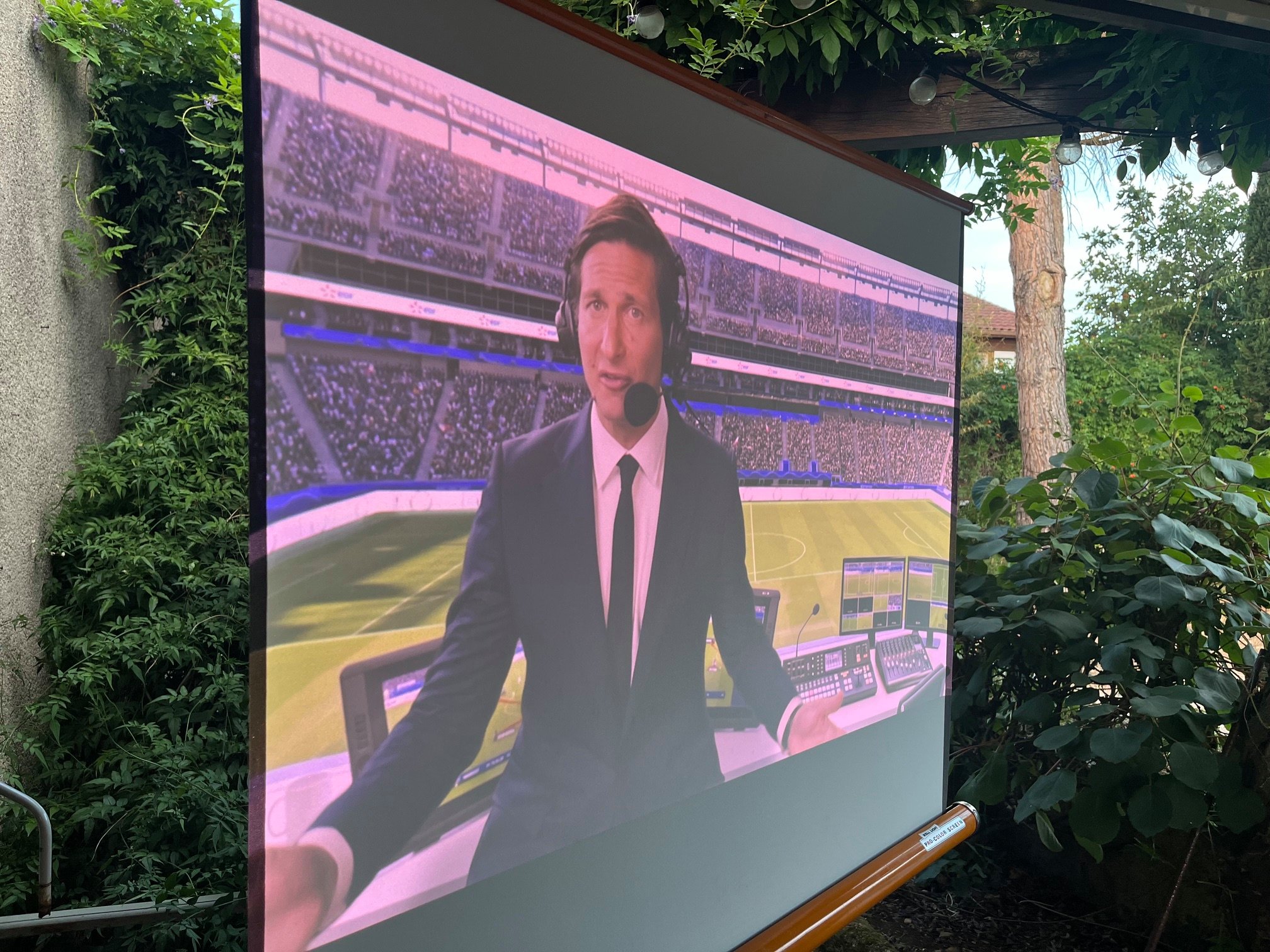 La France perd, mais l'Elfin Flip 4K délivre une belle luminosité à l'ombre, en terrasse © Vincent Touveneau pour Clubic