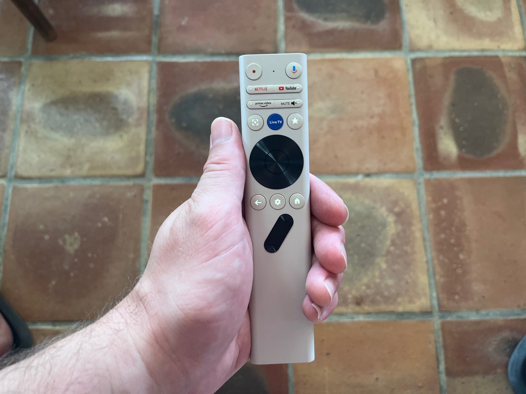 The remote control goes to the essentials and offers 5 backlit buttons © Vincent Touveneau for Clubic