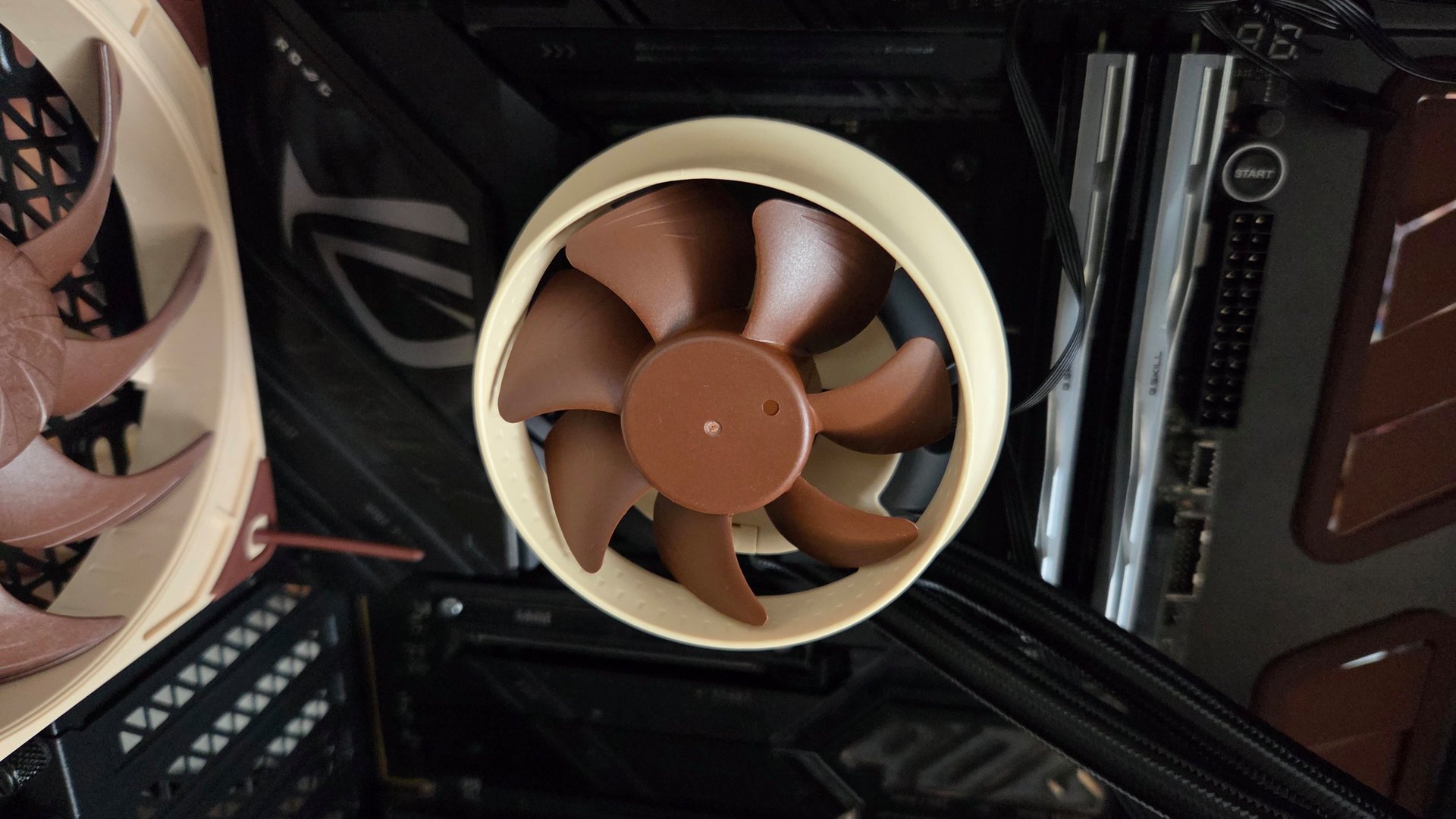 Noctua propose un ventilateur auxiliaire - en option à 20 € - pour les VRM. © Nerces pour Clubic
