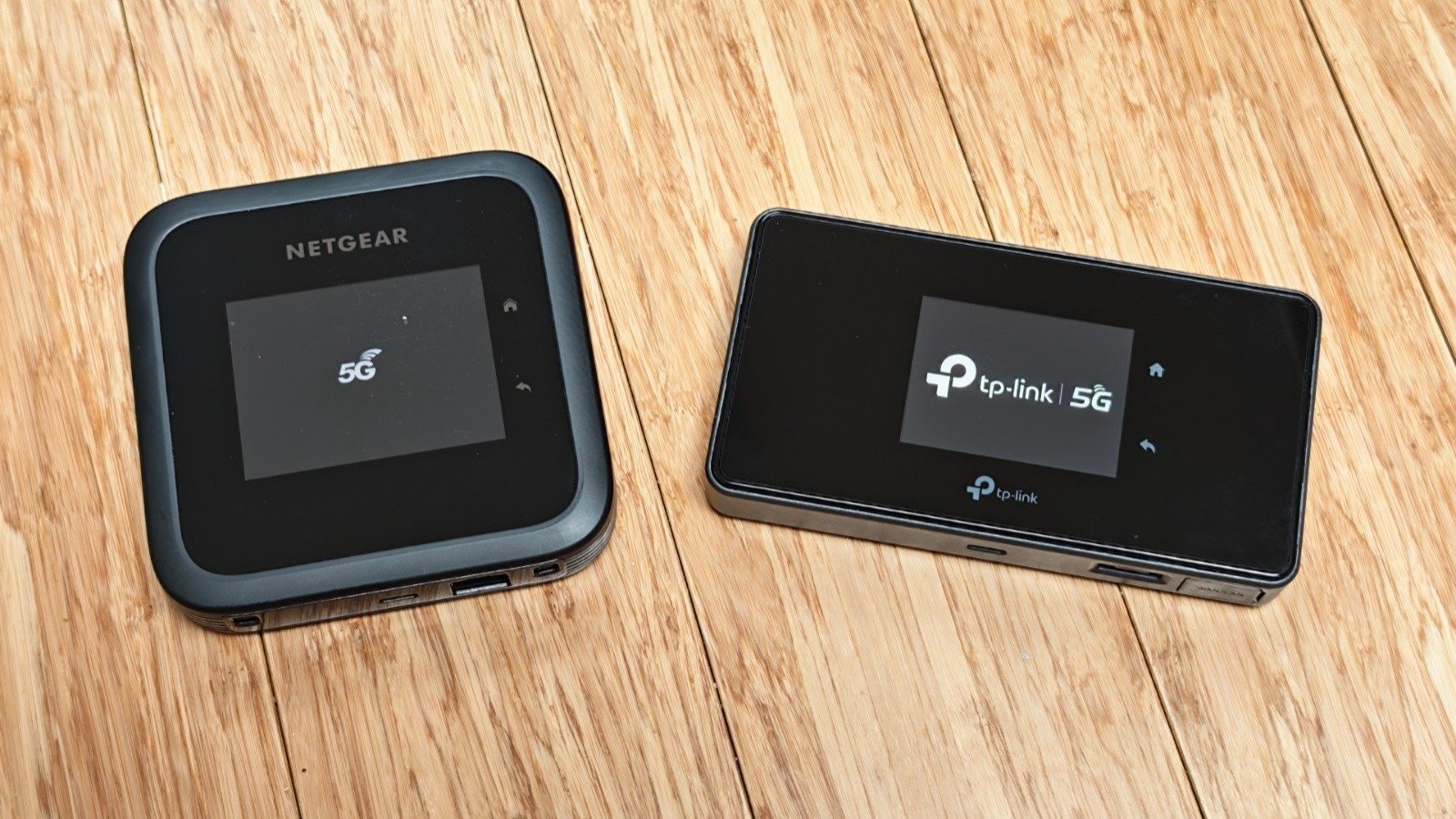 À gauche, le Netgear Nighthawk M6 Pro MR6450 et, à droite, le TP-Link M8550. ©Nicolas Guyot pour Clubic