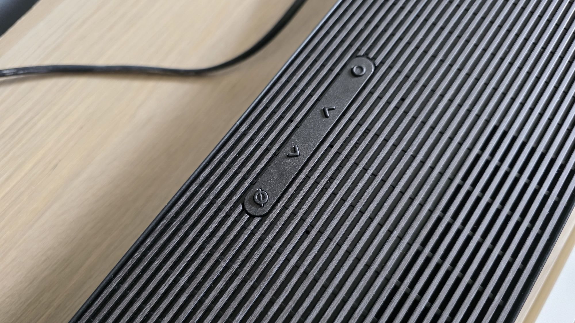 Sans doute par manque de place (pour ses haut-parleurs), la création de Samsung fait de la place en réduisant l'interface intégrée © Guillaume Fourcadier pour Clubic